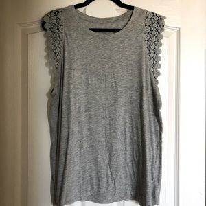 Lightweight tank with pretty detailed sleeves.